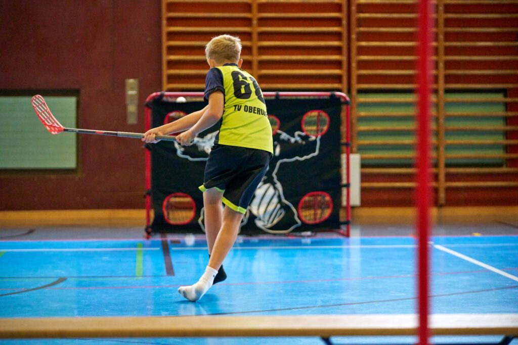 Unihockey-Schuss aufs Tor, von hinten